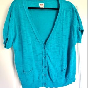 Light weight short sleeved crop sweater